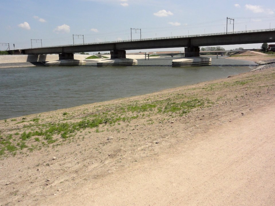 Spiegelwaal 18 met deel spoorbrug en brug Lent - Stadseiland erachter
