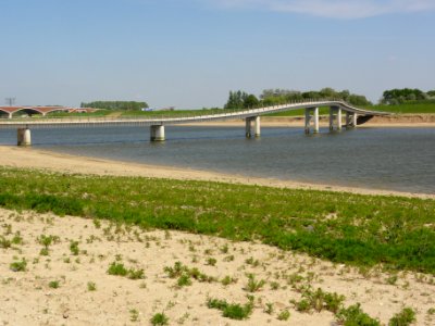 Spiegelwaal 14 voetbrug en noordelijk deel brug De Oversteek