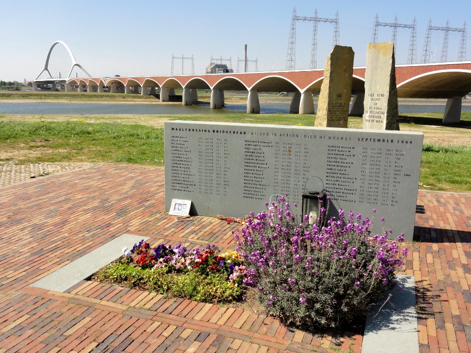 Spiegelwaal 06 met brug en monument De Oversteek