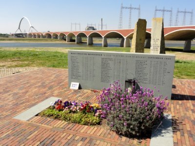 Spiegelwaal 06 met brug en monument De Oversteek