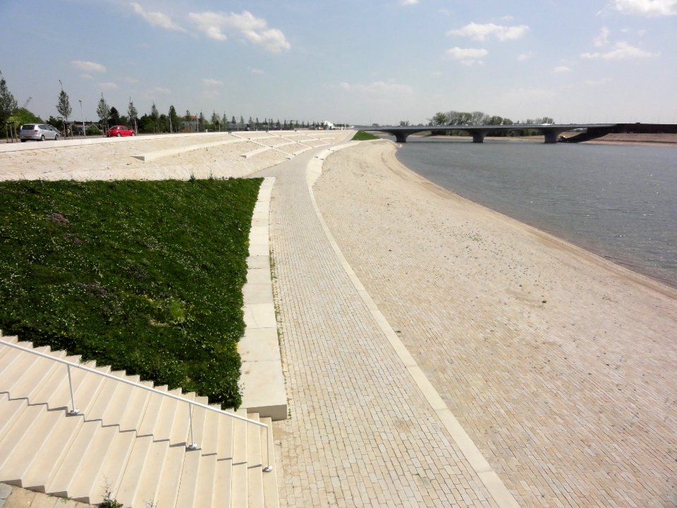 Spiegelwaal 23 nieuwe dijkwand Lent
