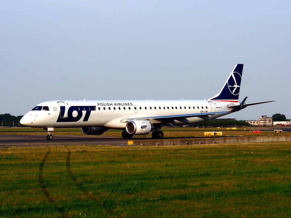 SP-LNE LOT - Polish Airlines Embraer ERJ-195LR (ERJ-190-200 LR) - cn 19000583, taxiing 22july2013 pic-002