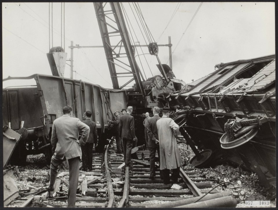 Spoorwegongeluk op de Noordelijke oprit van de Moerdijkbrug, Bestanddeelnr 057-1083