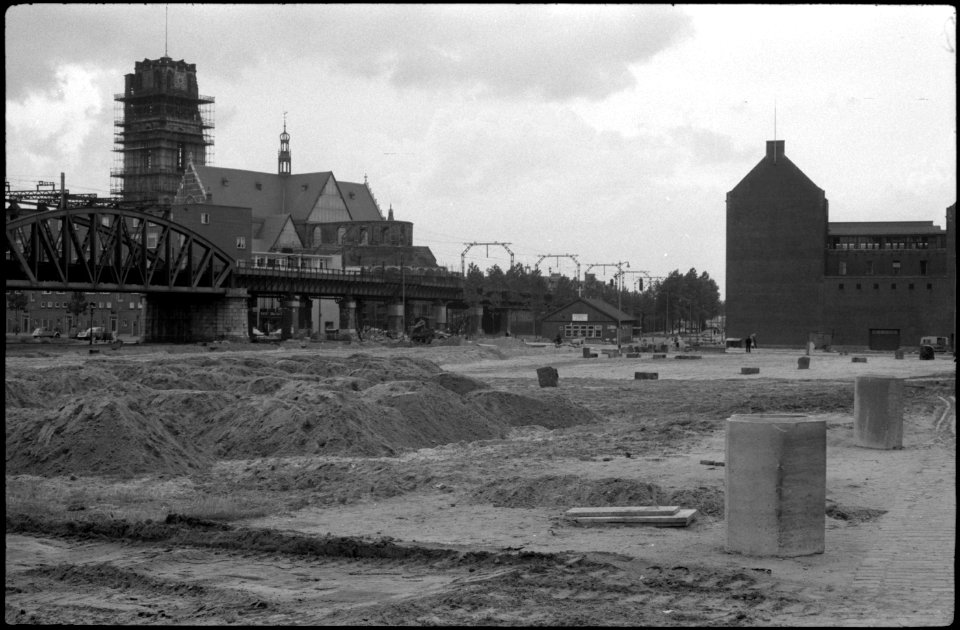 Spoorwegviaduct Binnenrotte met de Sint-Laurenskerk en PTT-kantoor 1958