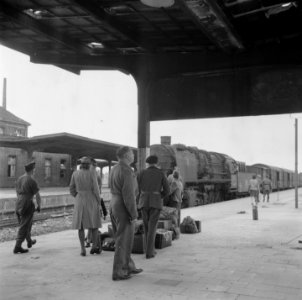 Spoorwegstation met gereedstaande locomotief met wagons, Bestanddeelnr 900-5060 photo