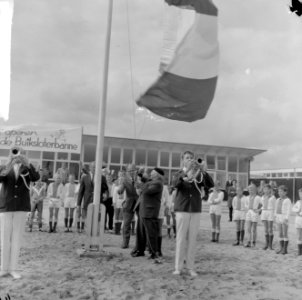 Sportcomplex van de Volewijckers aan de Buiksloterbanne in gebruik genomen Vlag, Bestanddeelnr 916-8216