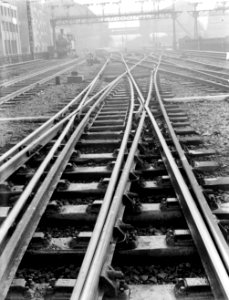 Spoorwegemplacement met rails, wissels en daarboven de elektriciteitskabels en o, Bestanddeelnr 252-1043