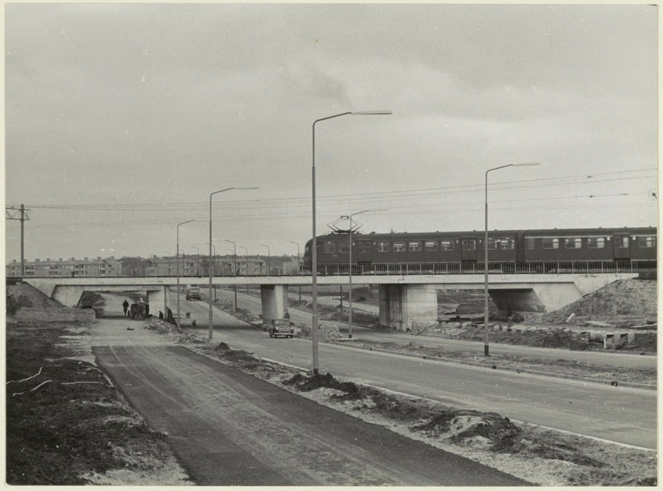 Spoorwegviaduct over de in aanlegzijnde Westelijke Randweg. NL-HlmNHA 54004389