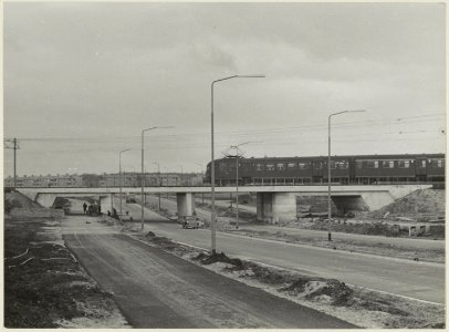 Spoorwegviaduct over de in aanlegzijnde Westelijke Randweg. NL-HlmNHA 54004389