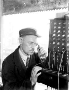 Spoorwegbeambte bij telefoon, Bestanddeelnr 252-1069