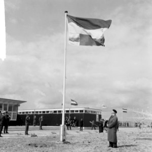 Sportcomplex van de Volewijckers aan de Buiksloterbanne in gebruik genomen Vlag, Bestanddeelnr 916-8217