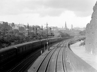 Spoorweg met vertrekkende trein, Bestanddeelnr 190-1073
