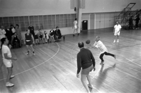 Sport voor iedereen in Apollohal Amsterdam wethouder Verhey (links) probeert w, Bestanddeelnr 921-7583