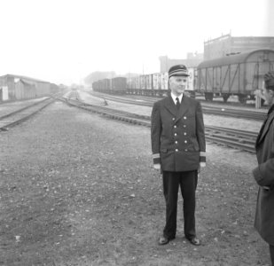 Spoorwegbeambte J.N.J. Schutteldreier op spooremplacement Spoorweghaven Rotterdam - NL-RtSA 4121 3138-01