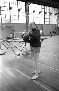 Sport voor iedereen in Apollohal Amsterdam wethouder Verhey (links) probeert w, Bestanddeelnr 921-7580
