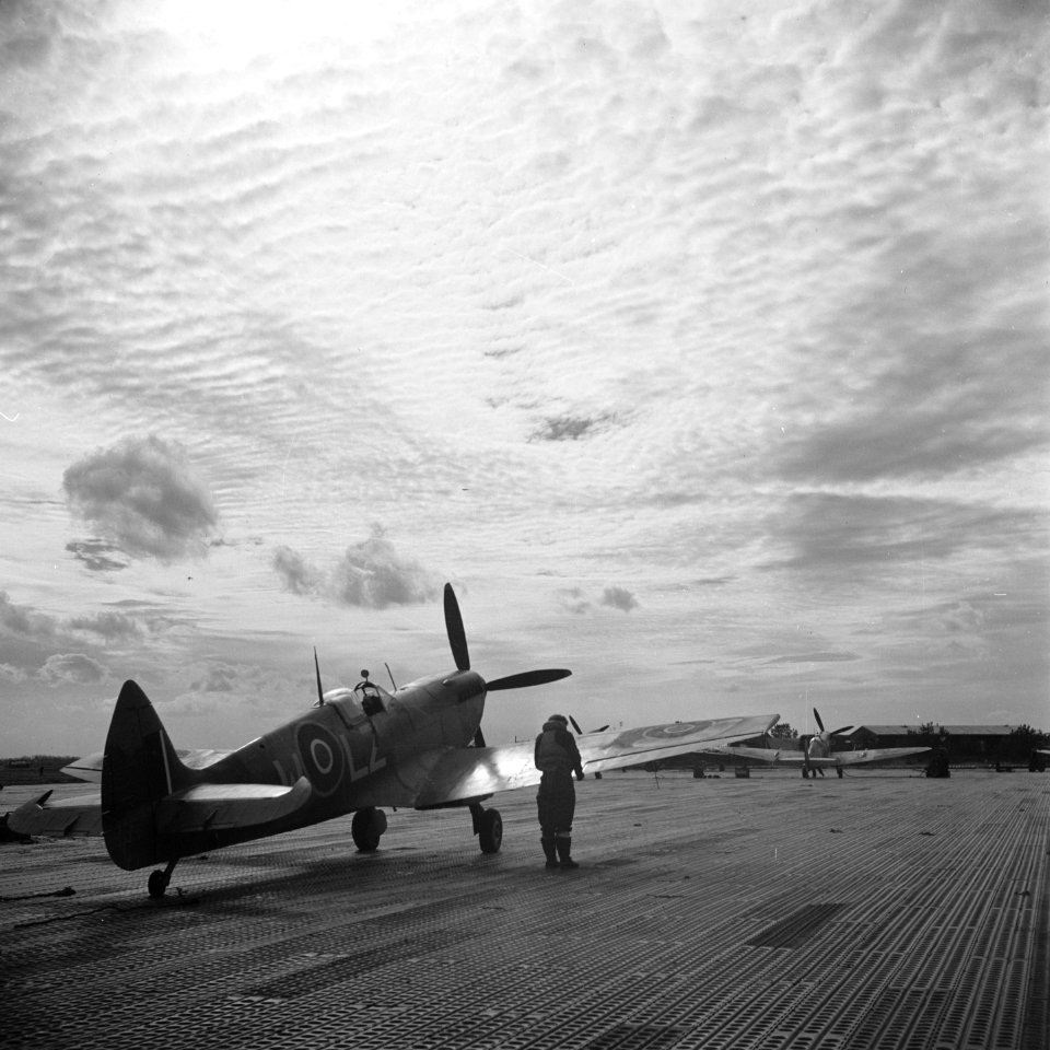 Spitfires onder avondhemel, Bestanddeelnr 900-2903