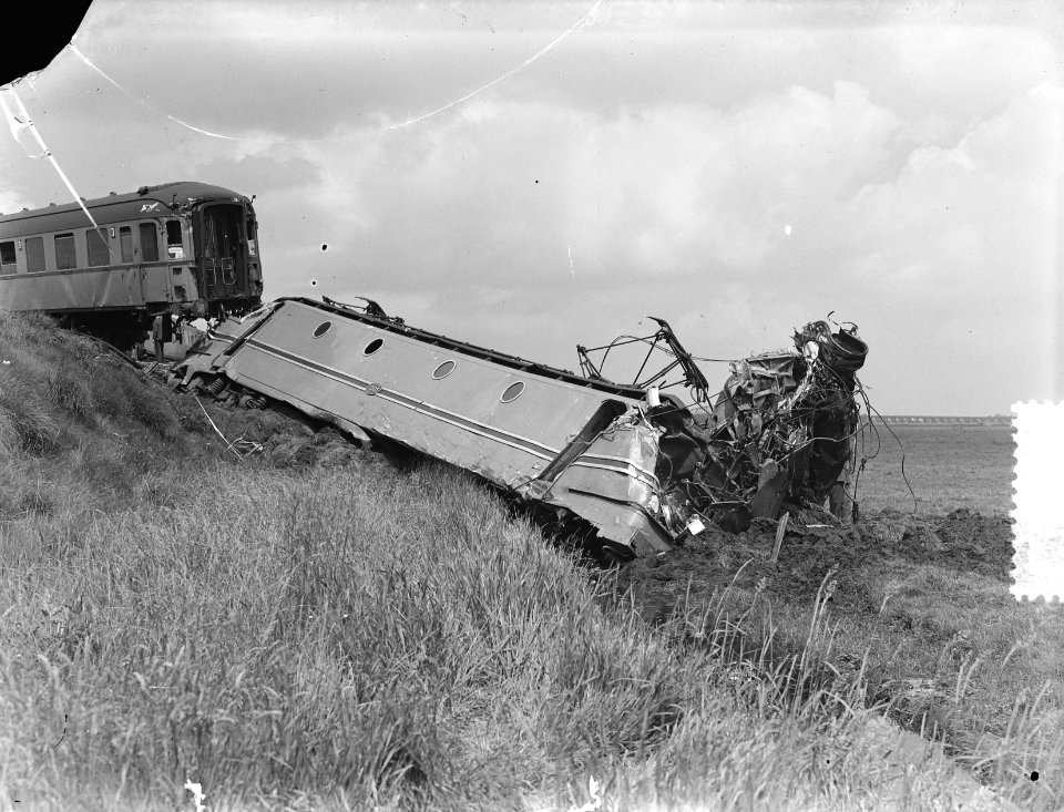 Spoorweg ongeluk bij Weesp. Expresstrein op forenzentrein Verongelukte locomotie, Bestanddeelnr 905-7898