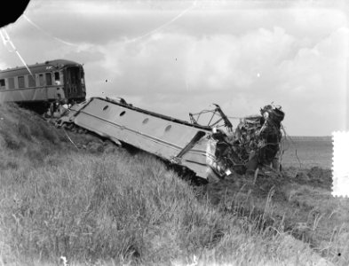 Spoorweg ongeluk bij Weesp. Expresstrein op forenzentrein Verongelukte locomotie, Bestanddeelnr 905-7898