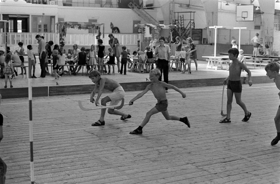 Sport en spel voor kinderen in vakantie in Oude RAI , Amsterdam, Bestanddeelnr 923-6650
