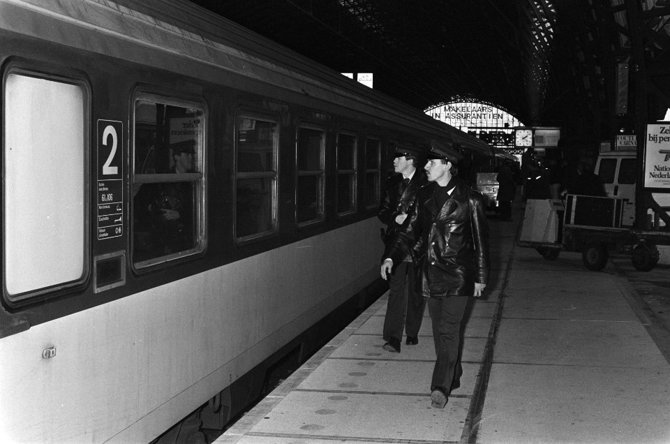 Spoorwegpolitie controleert trein uit Parijs, Bestanddeelnr 933-5345