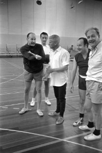 Sport voor iedereen in Apollohal Amsterdam wethouder Verhey (links) probeert w, Bestanddeelnr 921-7579