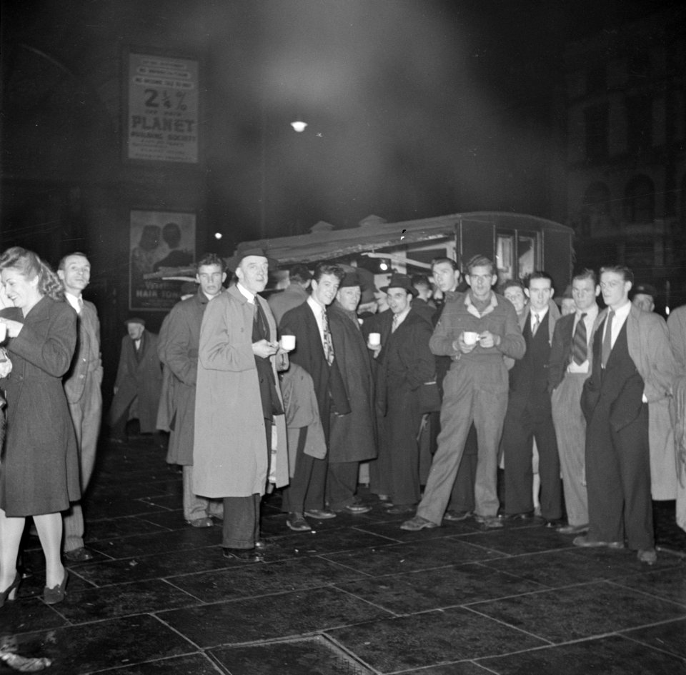 Spivs staan rondom een van de vele nachtkraampjes, Bestanddeelnr 191-1018