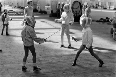 Sport en spel voor kinderen in vakantie in Oude RAI , Amsterdam meisjes scherme, Bestanddeelnr 923-6647