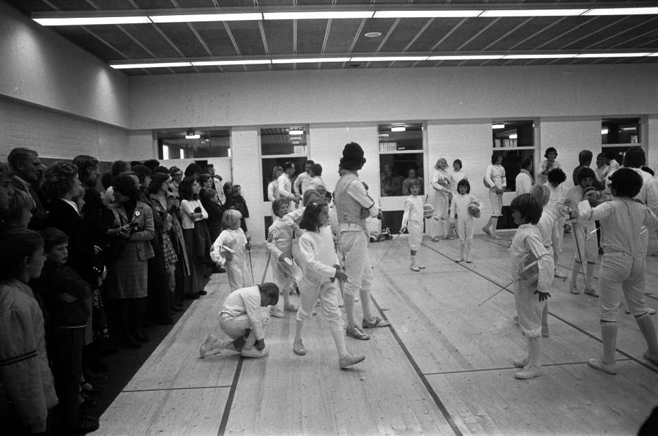 Sporthallen Zuid in Amsterdam geopend door wethouder Verhey schermzaal, Bestanddeelnr 928-1737