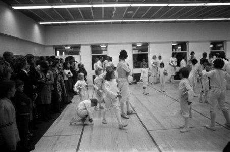 Sporthallen Zuid in Amsterdam geopend door wethouder Verhey schermzaal, Bestanddeelnr 928-1737