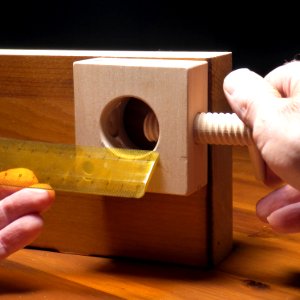 Spielzeug-Schraubstock in einer Lernwerkstatt
