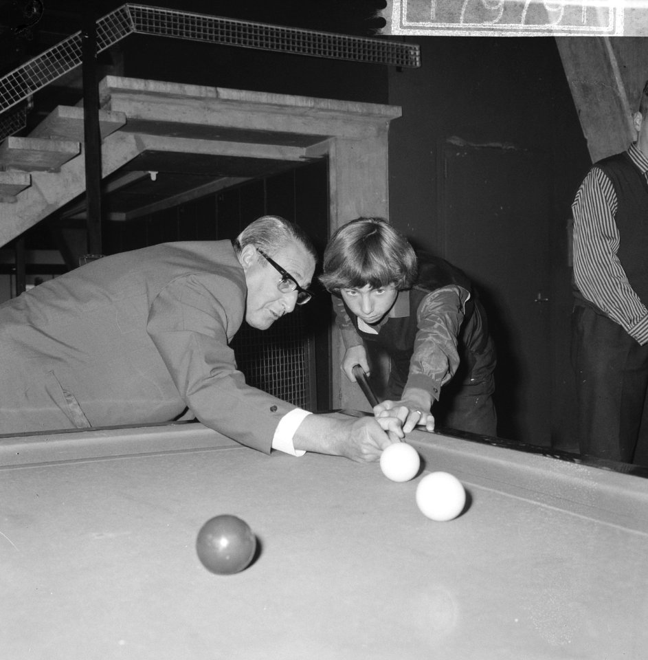 Sport in de RAI voor de jeugd, Theo van Gellekom aan he biljart, Bestanddeelnr 917-9791