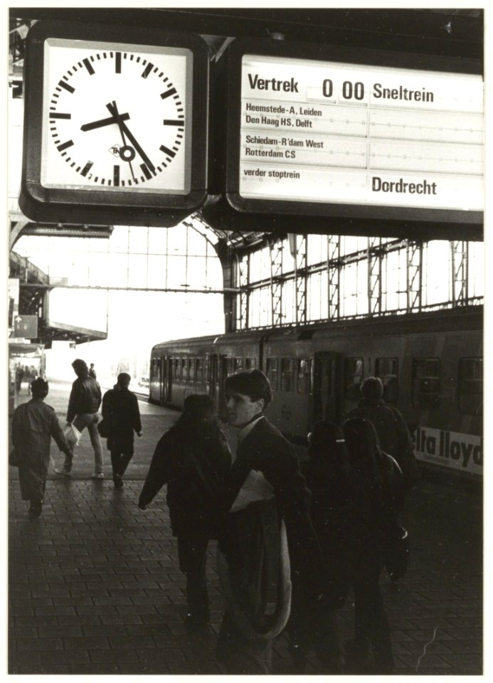 Spoorwegactie. Gestrande passagiers op station Haarlem. De sneltrein naar Dordrecht vertrekt om 000 uur. NL-HlmNHA 54031551
