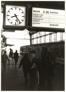 Spoorwegactie. Gestrande passagiers op station Haarlem. De sneltrein naar Dordrecht vertrekt om 000 uur. NL-HlmNHA 54031551