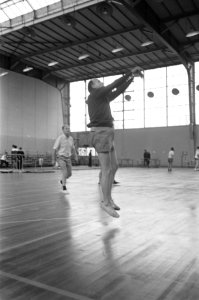 Sport voor iedereen in Apollohal Amsterdam wethouder Verhey (links) probeert w, Bestanddeelnr 921-7581