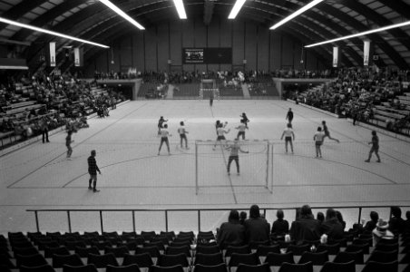Sporthallen Zuid in Amsterdam geopend door wethouder Verhey wedstrijd in de grot, Bestanddeelnr 928-1736