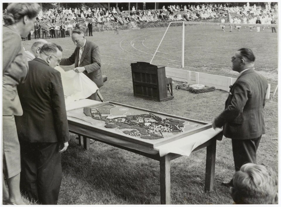 Sportdag bij feesten van het 100-jarig bestaan van het Provinciaal Ziekenhuis, waarbij geneesheer directeur dr. E. Krans een maquette van het ziekenhuis ontving. NL-HlmNHA 54004301