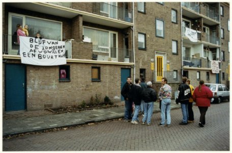 Spanning tussen bewoners en politie., NL-HlmNHA 54037054