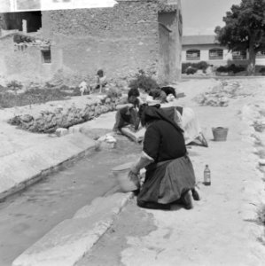 Spanje, vrouwen doen de was, Bestanddeelnr 918-0142