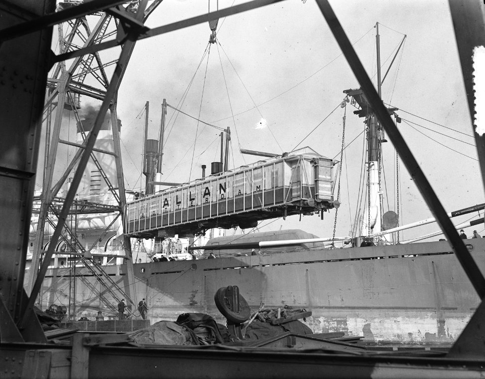 Spoorwagons voor Uruguay worden geladen in Rotterdam, Bestanddeelnr 904-9682