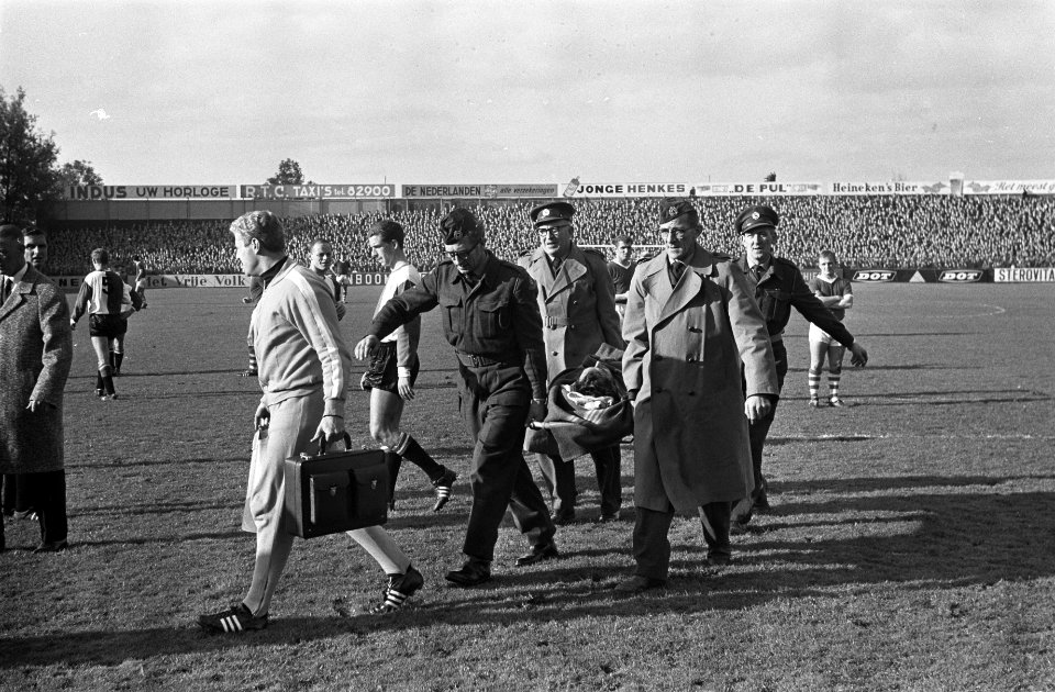 Sparta tegen Feyenoord 0-3, Eddy Pieters Graafland word op brancard het veld afg, Bestanddeelnr 917-0195