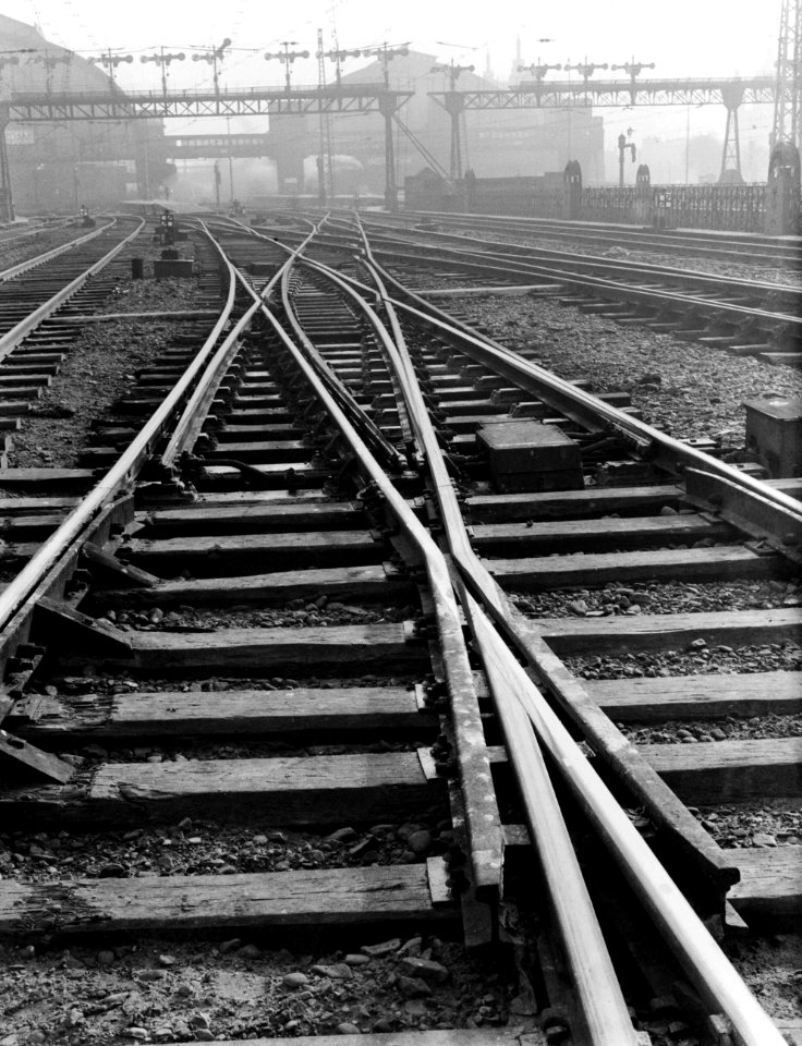 Spoorwegemplacement met rails, wissels en daarboven de elektriciteitskabels en o, Bestanddeelnr 252-1044