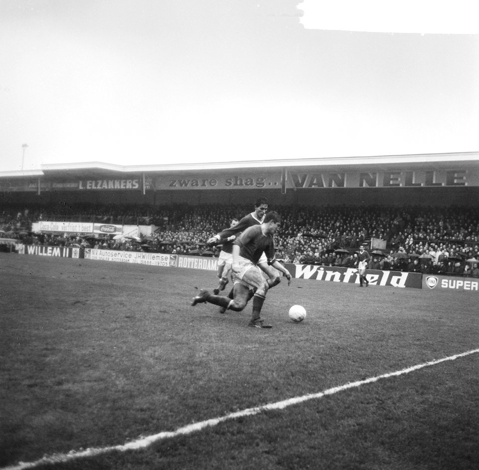 Sparta tegen ADO 0-4, Verhoeven (Sparta) in duel met Van Miert (ADO) op achtergr, Bestanddeelnr 918-7539