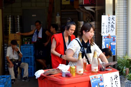 Sparkling rose vendor and resting staff at Azabujuban festival