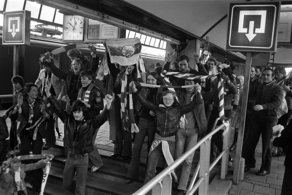 Sparta tegen Ajax 0-3 supporters op station, Bestanddeelnr 929-0267