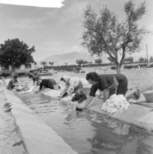 Spanje, vrouwen doen de was, Bestanddeelnr 918-0141