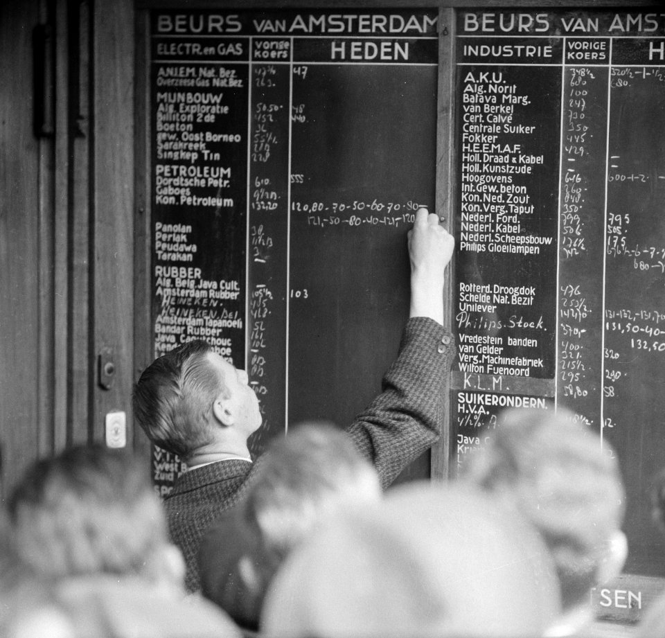 Spanning op de effectenkoersen, koerscijfers op borden bekend gemaakt, Bestanddeelnr 913-9718