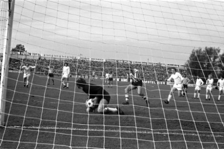 Sparta tegen Feyenoord 1-1, Bosveld (handen voor gezicht) mist penalty, Treytel , Bestanddeelnr 925-9671