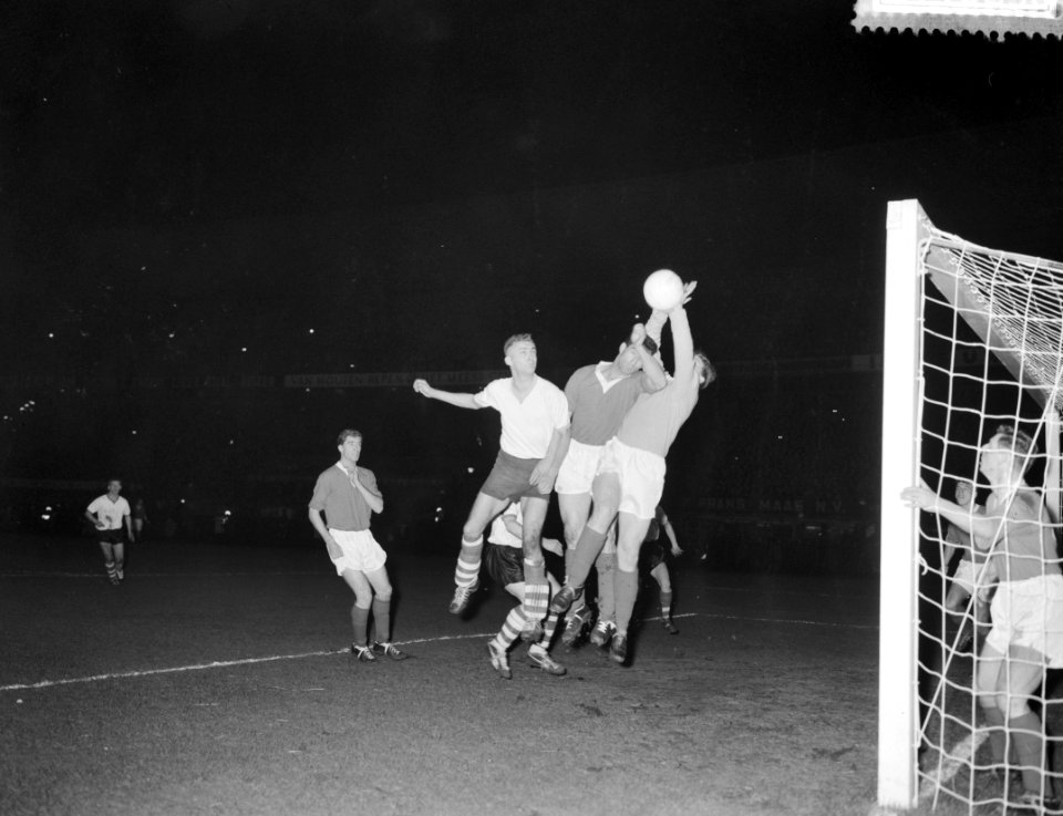 Sparta tegen Glasgow Rangers voor de Europa Cup 1 (2-3 )Schotse doelman grijpt i, Bestanddeelnr 911-0850