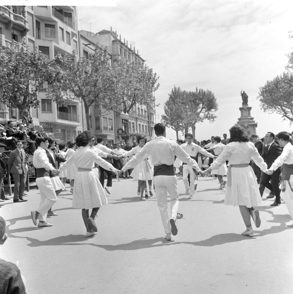 Spanje, diversen, volksdansen in Tarragona, Bestanddeelnr 918-0151
