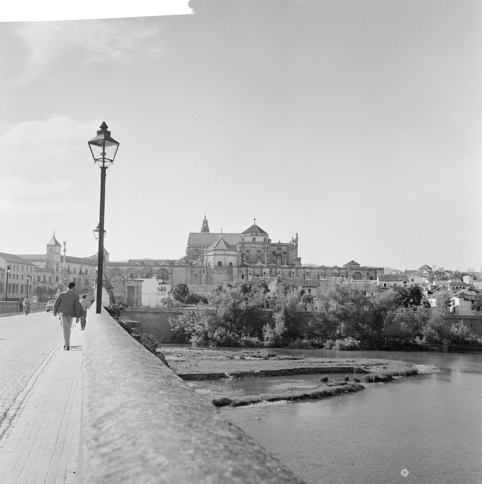 Spanje, Cordoba, Cordoba gezien vanaf Puente Romano, Bestanddeelnr 918-0102
